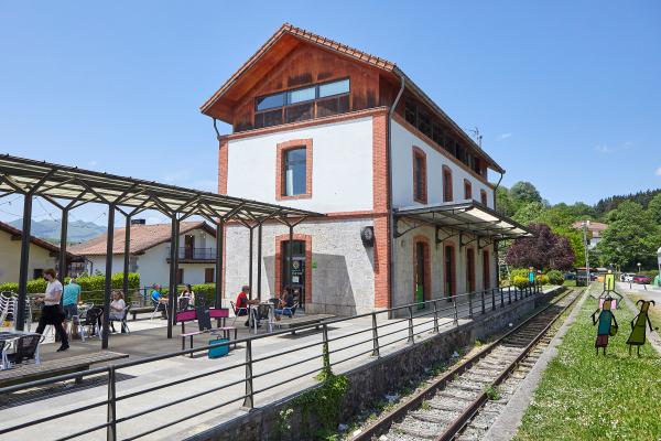 Estación de tren en Lekunberri de la vía verde del Plazaola